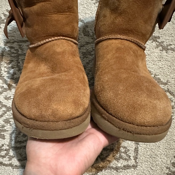 Ugg boots with bow, women’s sz 8 (used) chestnut color - Picture 2 of 8